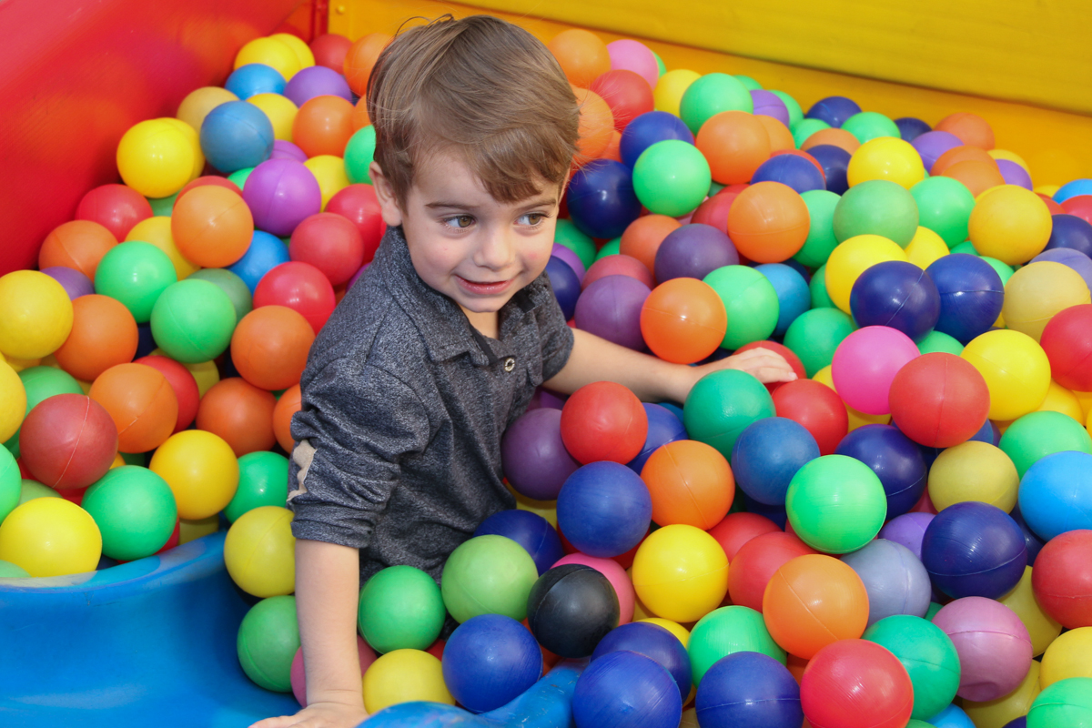 tomás brincando na piscina de bolinha na Festa no condomínio em São Paulo