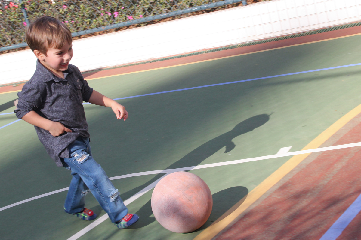 as crianças brincando na quadra de futebol na Festa no condomínio em São Paulo