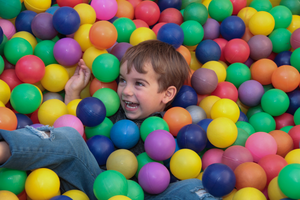 alegria do tomás na piscina de bolinha na Festa no condomínio em São Paulo