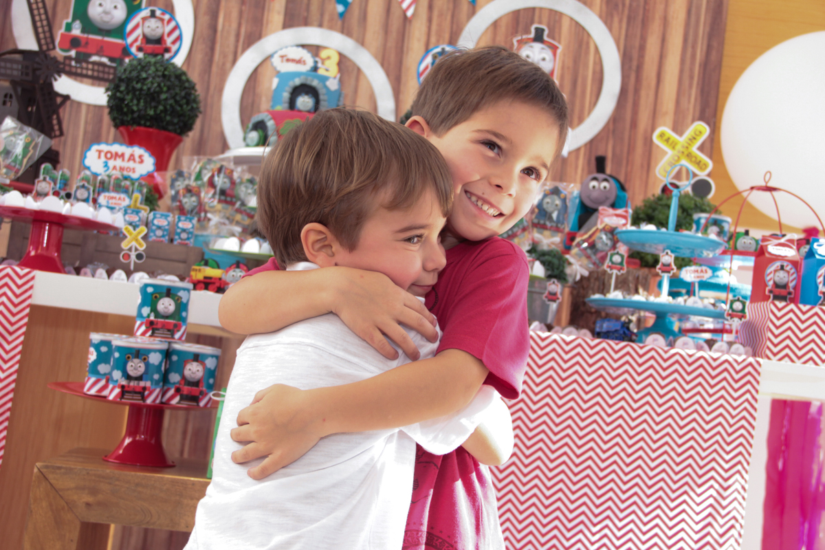 abraço carinhoso no amigo na Festa no condomínio em São Paulo