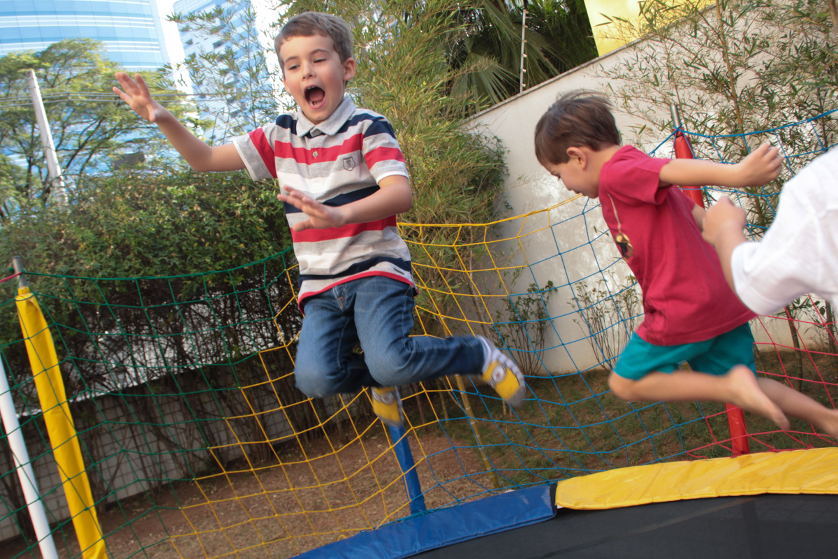 irmãozinho de tomás brincaando no pula pula na Festa no condomínio em São Paulo