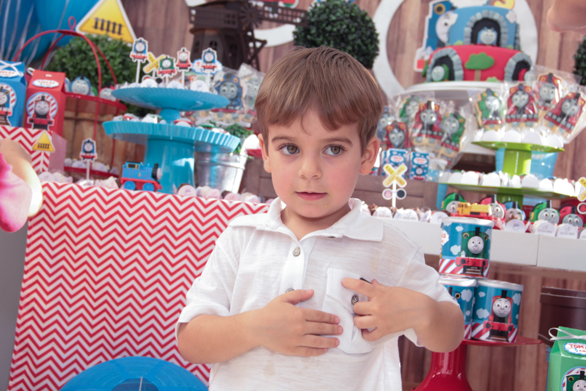 tomás em frente a mesa decorada tema tomas na Festa no condomínio em São Paulo