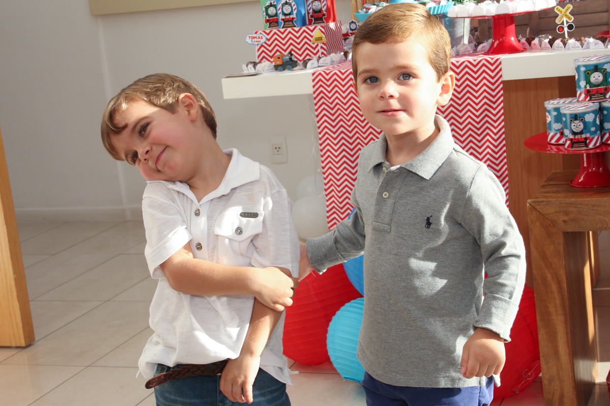 tomás com seu amiguinho em frente a mesa decorada tema tomas na Festa no condomínio em São Paulo
