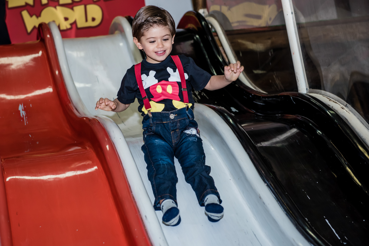 divertindo no escorregador do Buffet