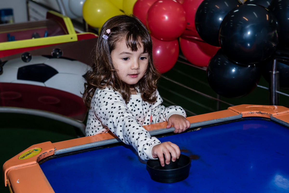 A  amigado comemora o gol feito