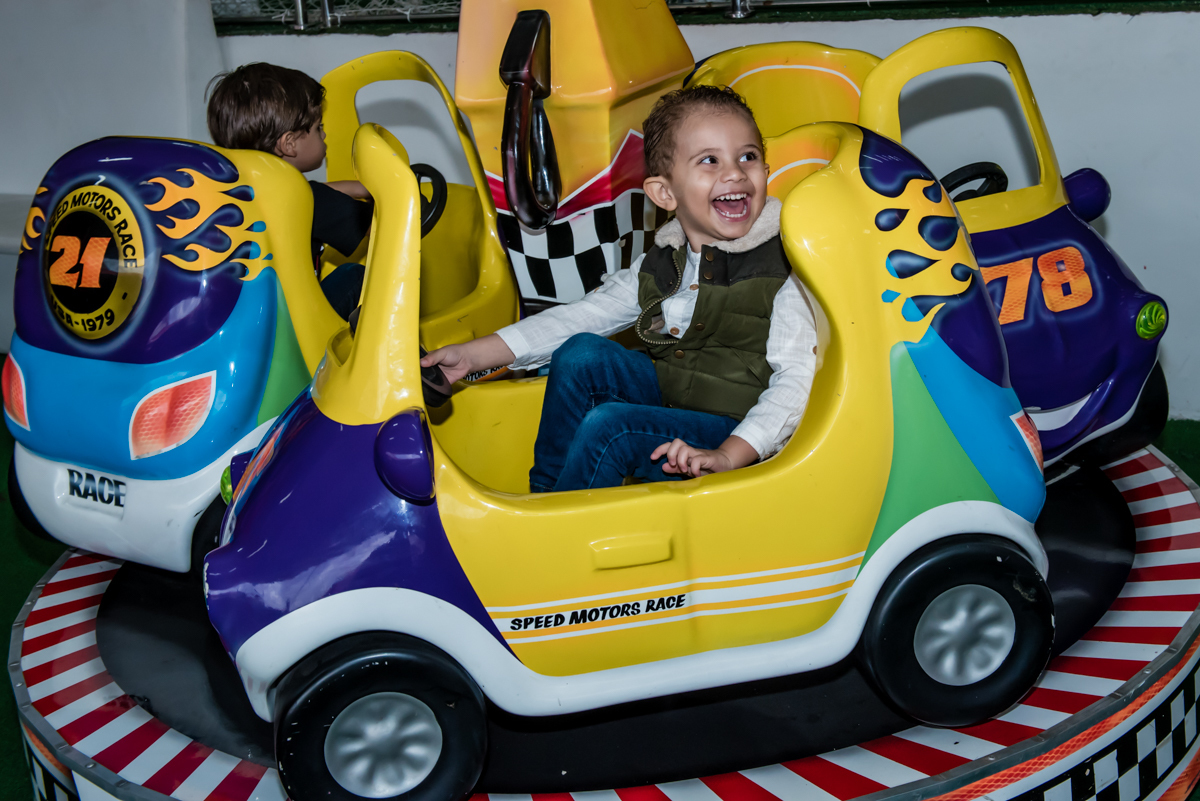 brincando no brinquedo carrossel