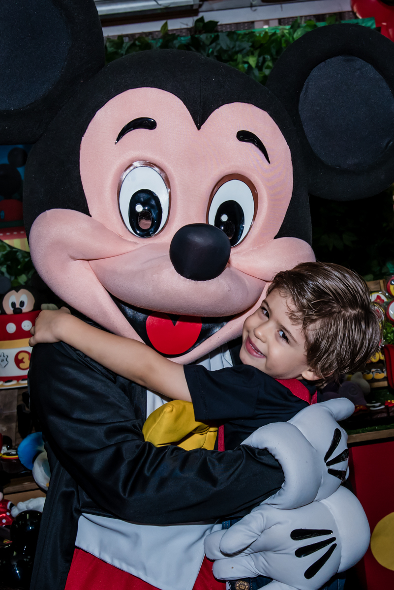 abraço gostoso no mickey