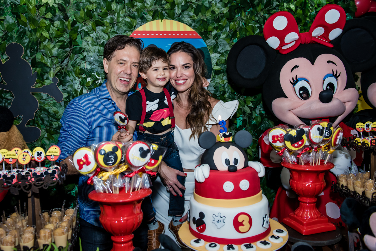 foto com os pais na hora do parabéns