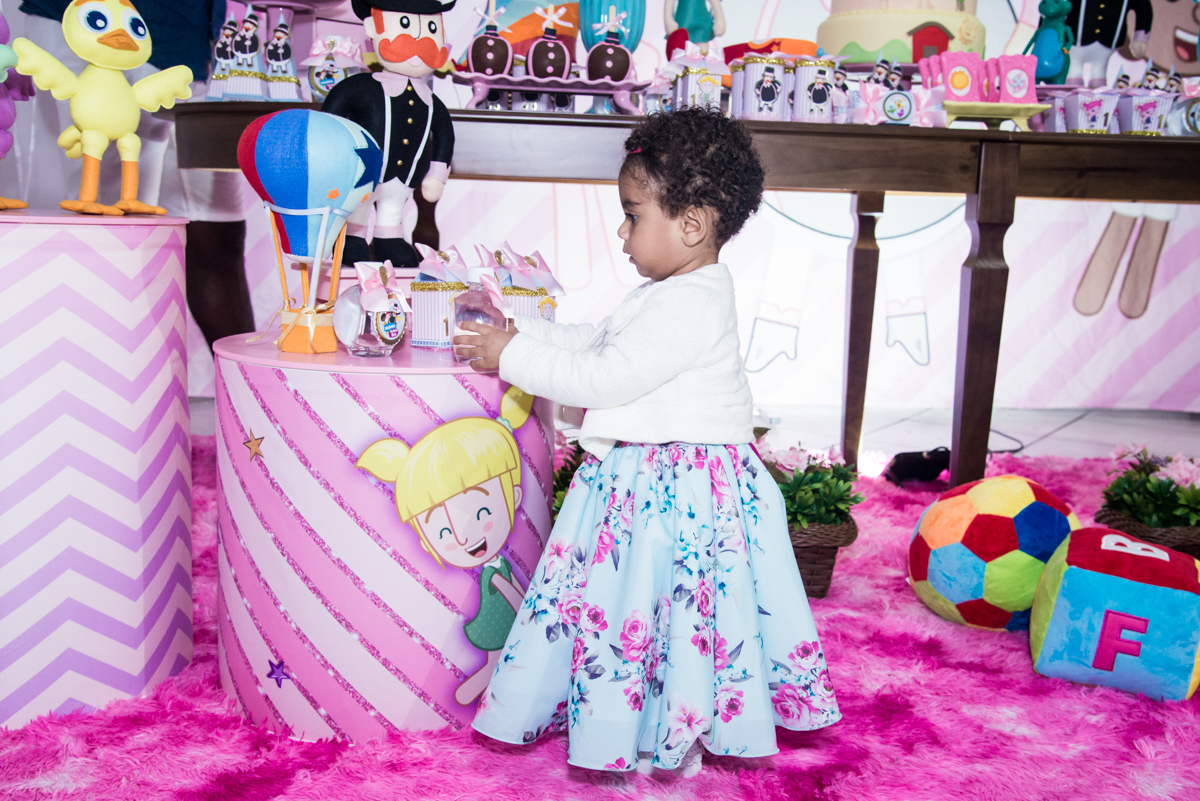 brincando na mesa mundo de bita