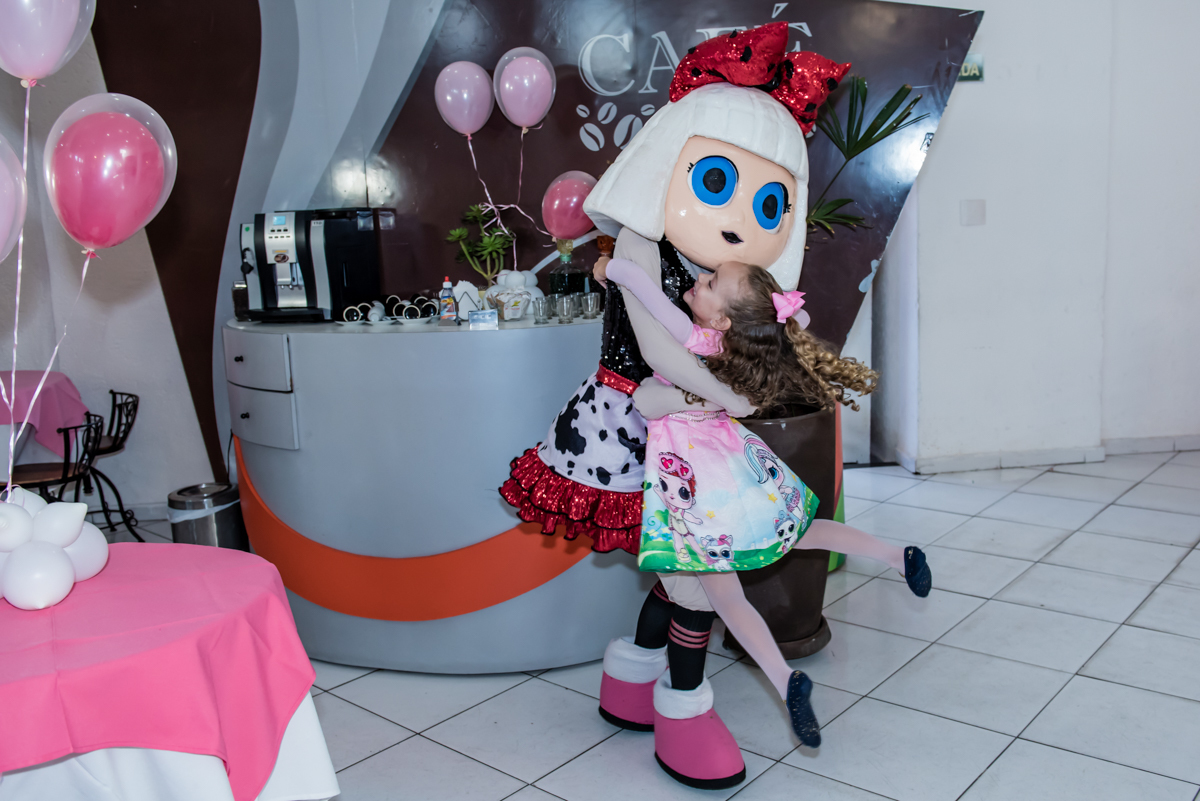 recebendo os personagens da Lol para sua festa