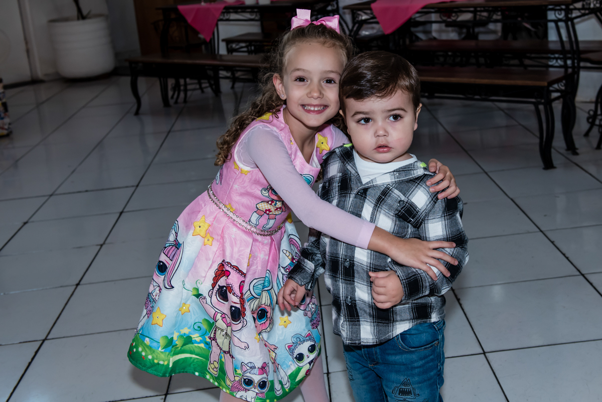 recebendo o amigo para a festa