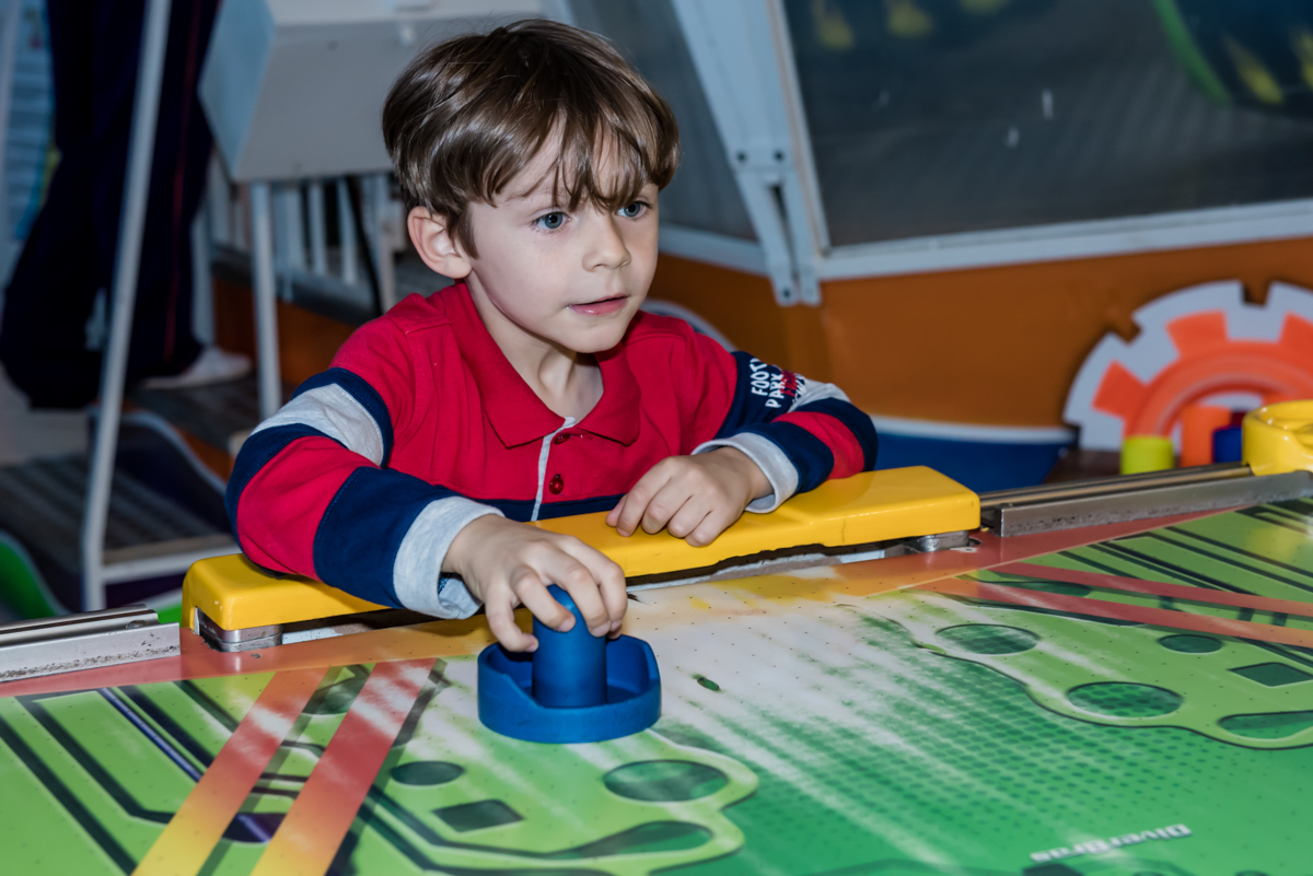 jogo de futebol de mesa com a amiga