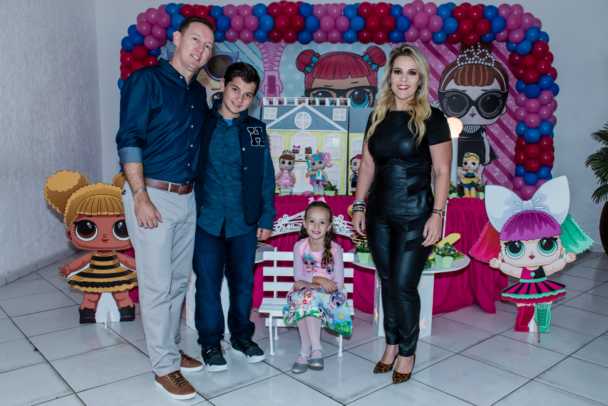 A família feliz faz foto na mesa decorada