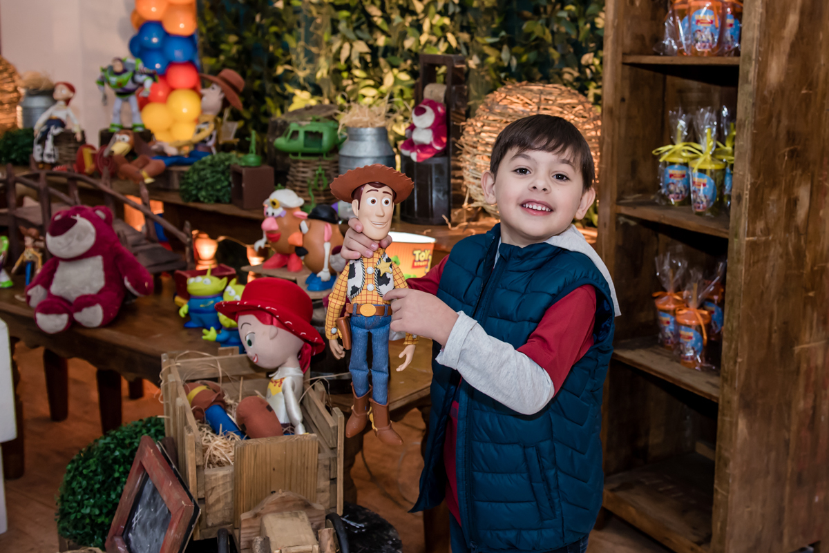 brincando com os personagens toy story