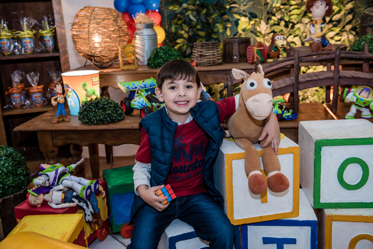 admirando a beleza da mesa toy story