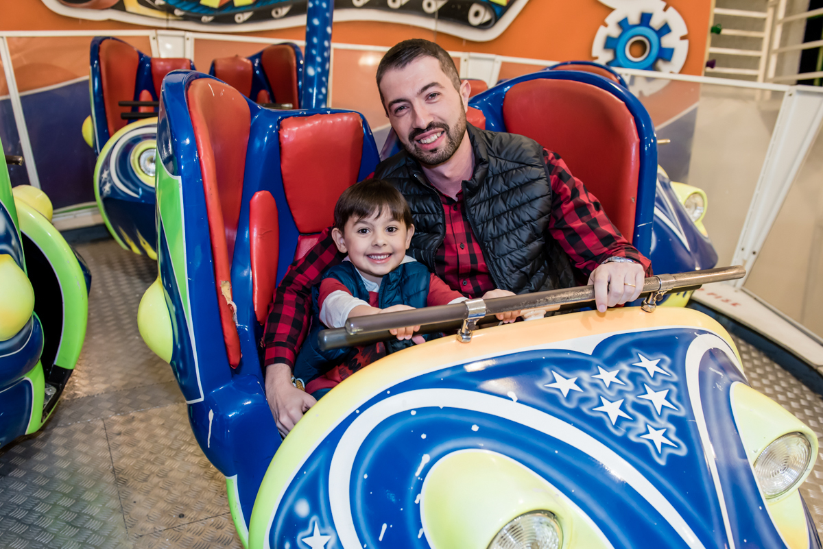 brincando com o papai no brinquedo jornada nas estrelas