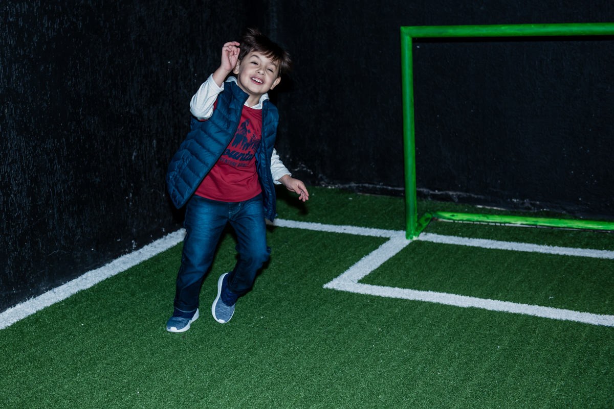 comemorando ao fazer gol