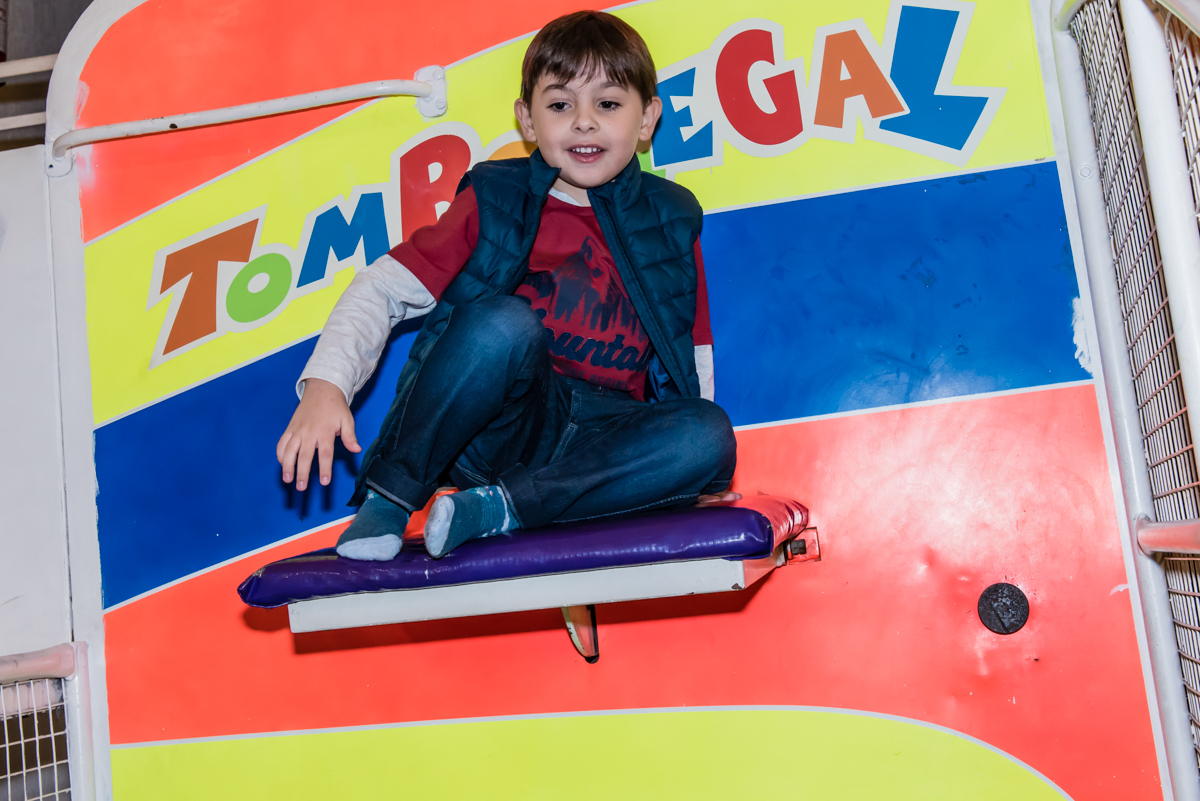 preparando para cair do brinquedo tombo legal