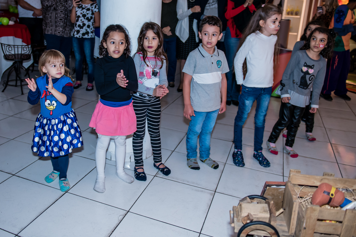 As crianças preparando para cantar parabéns para Lucas
