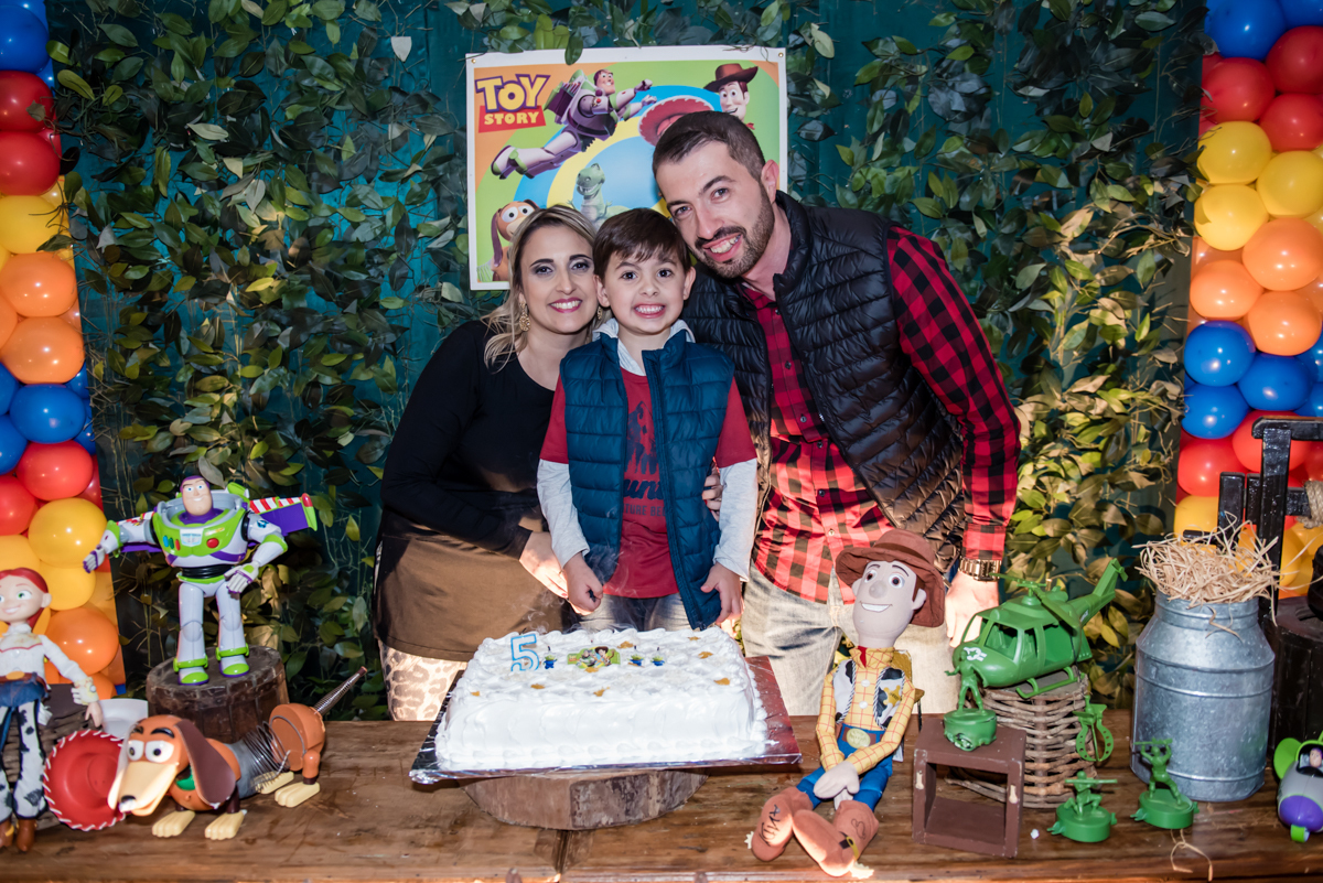 foto com os pais na mesa do parabéns