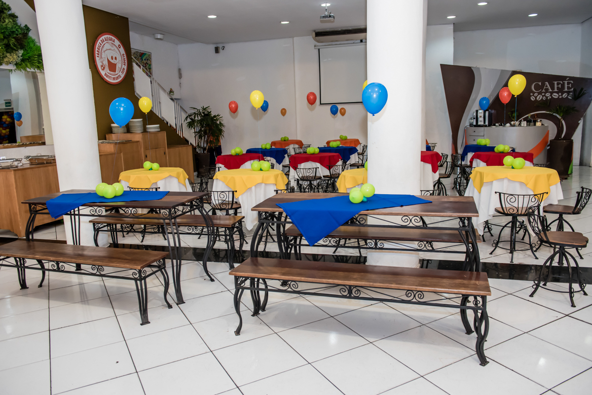 salão do buffet decorado com bexigas 