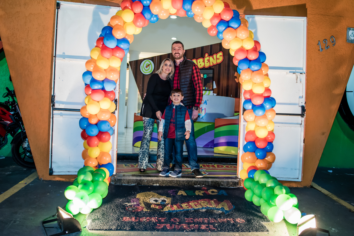 fotografia da família no arco de bexigas