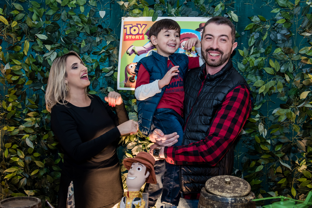 mamãe brinca com o aniversariante