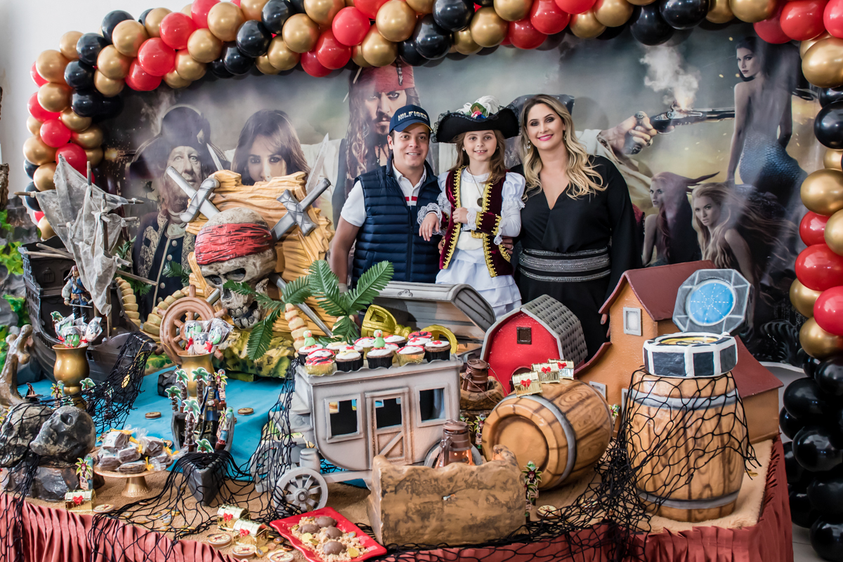 com os pais feliz em sua festa