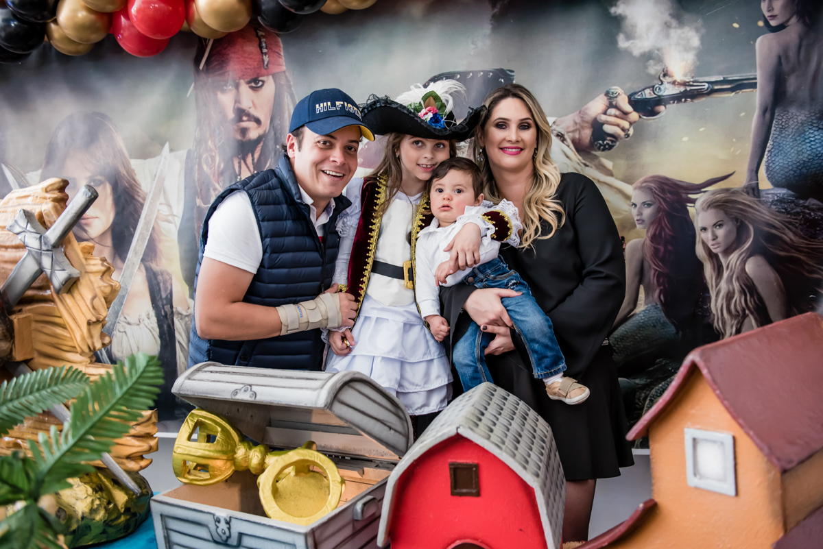 foto da família na mesa temática