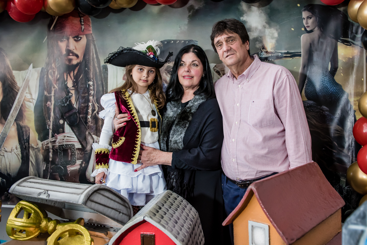 pose para a foto com os avós maternos