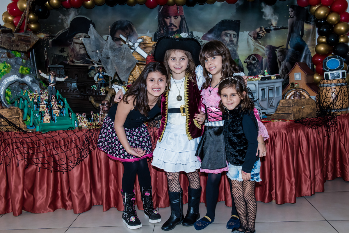 recebendo as amigas para sua festa