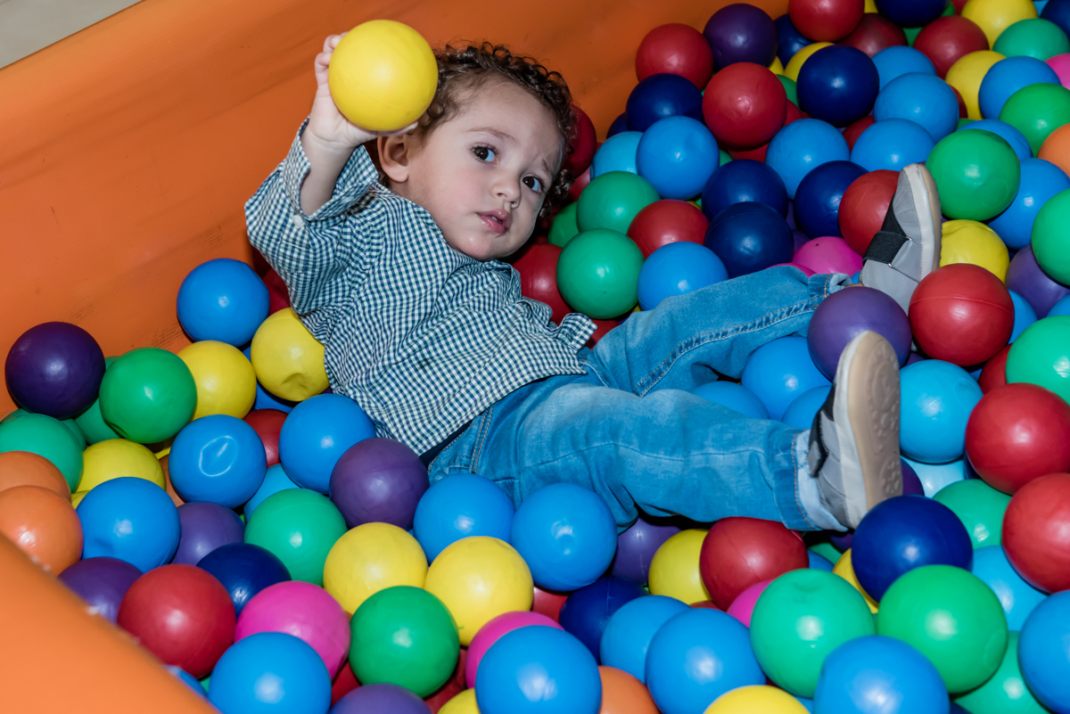mergulho na piscina de bolinhas