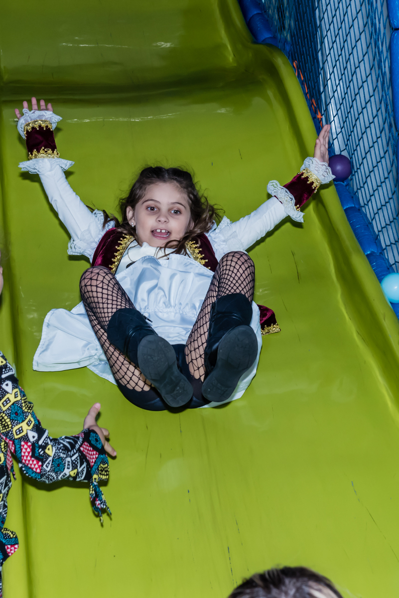 A aniversariante se diverte no escorregador