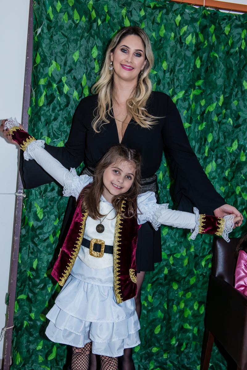 posando para a foto com a mamãe