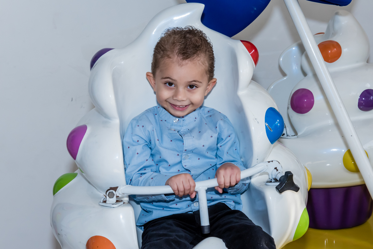 O primo curte o brinquedo roda gigante