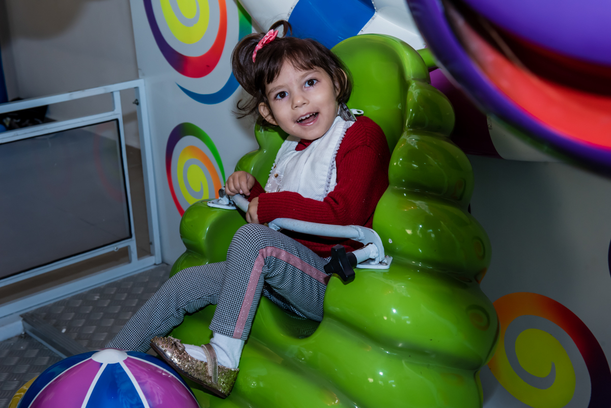 a amiguinha também gosta da roda gigante