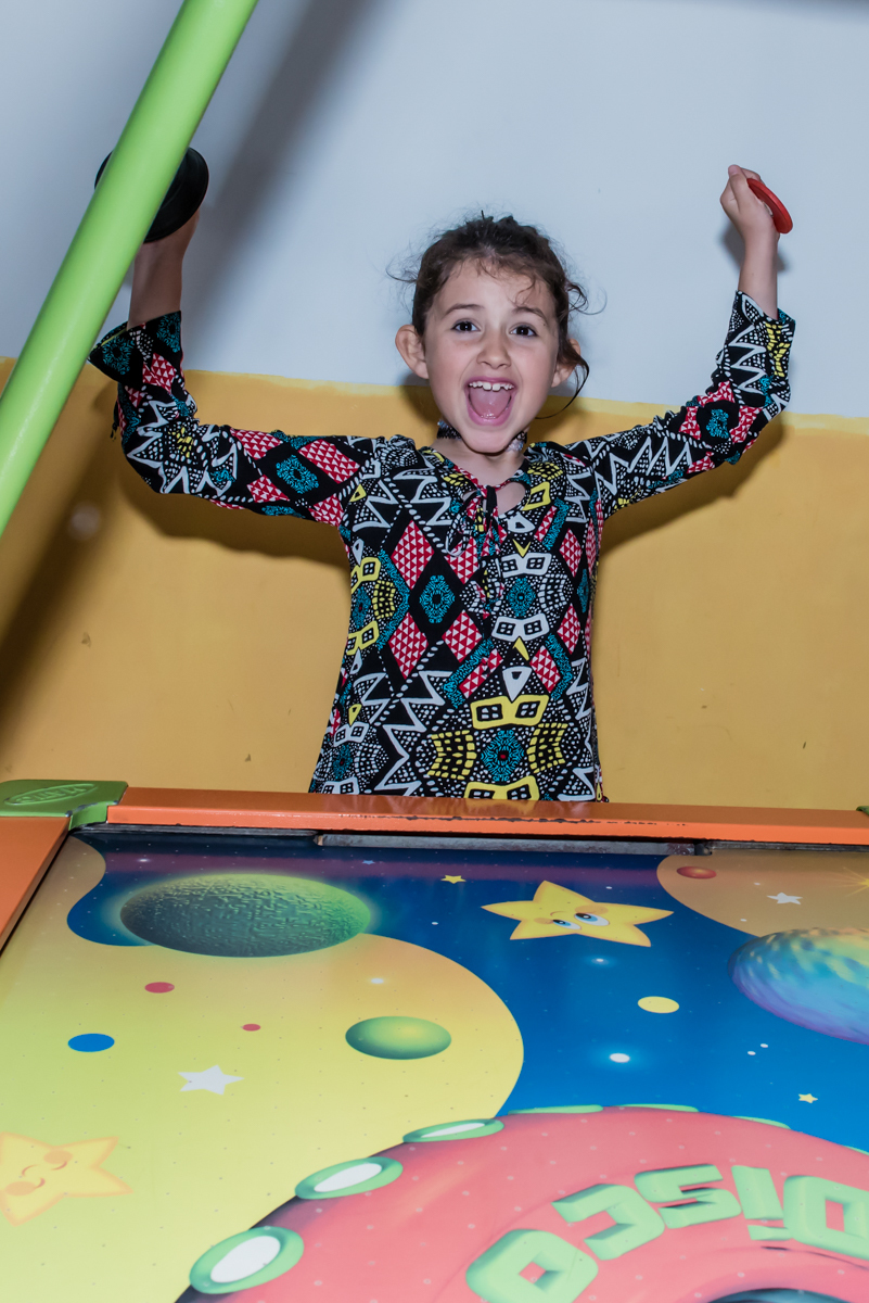 comemorando gol no jogo de futebol de mesa