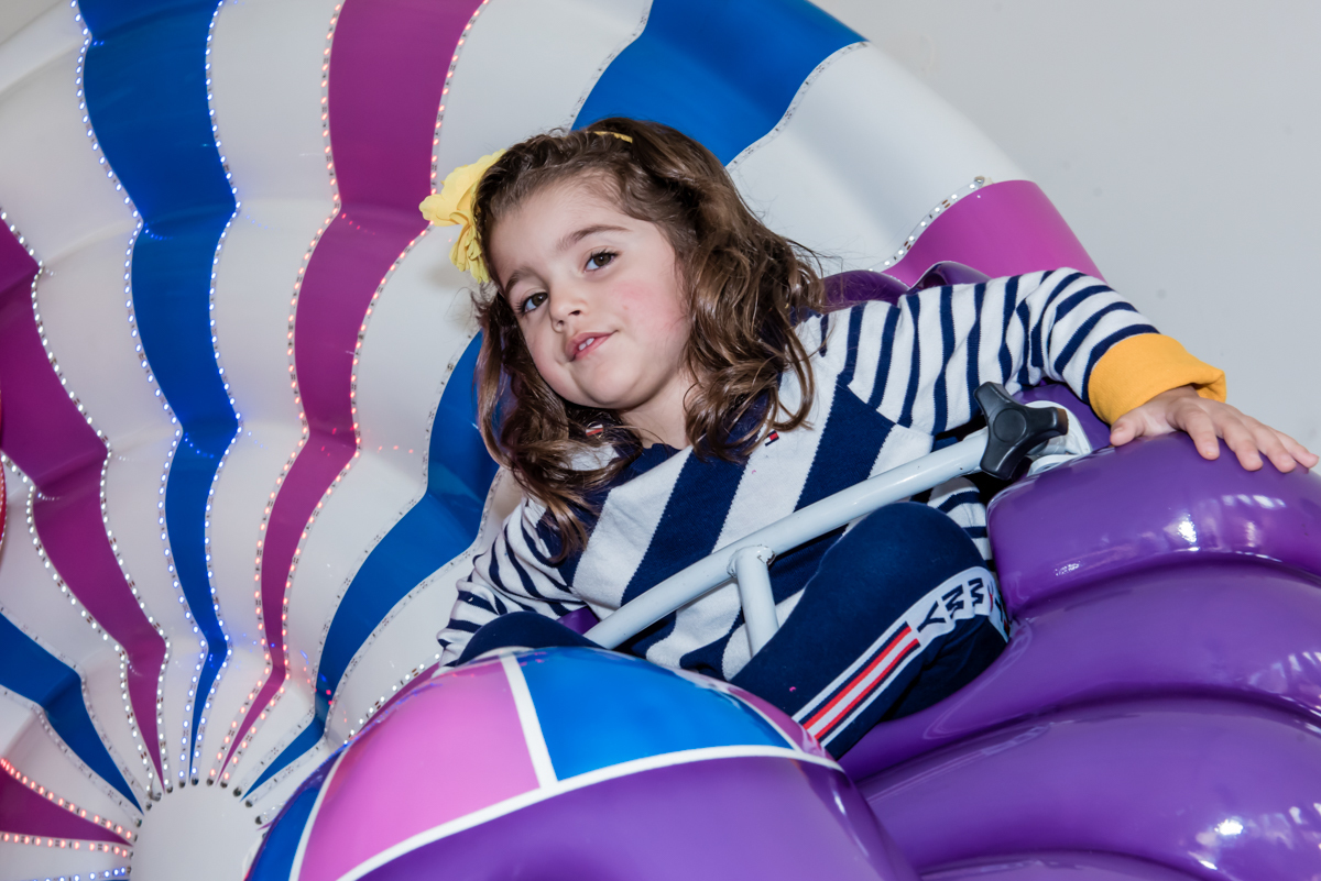 mais uma criança se diverte na roda gigante