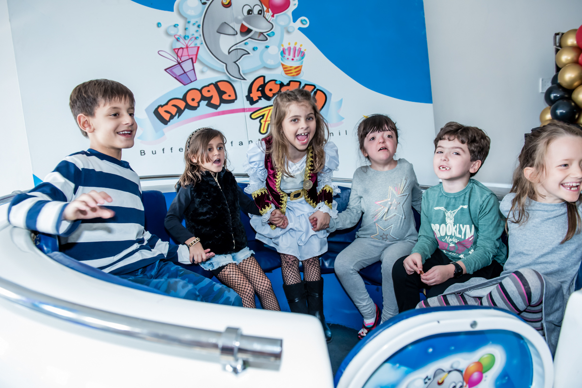 os amigos se reune no brinquedo labamba