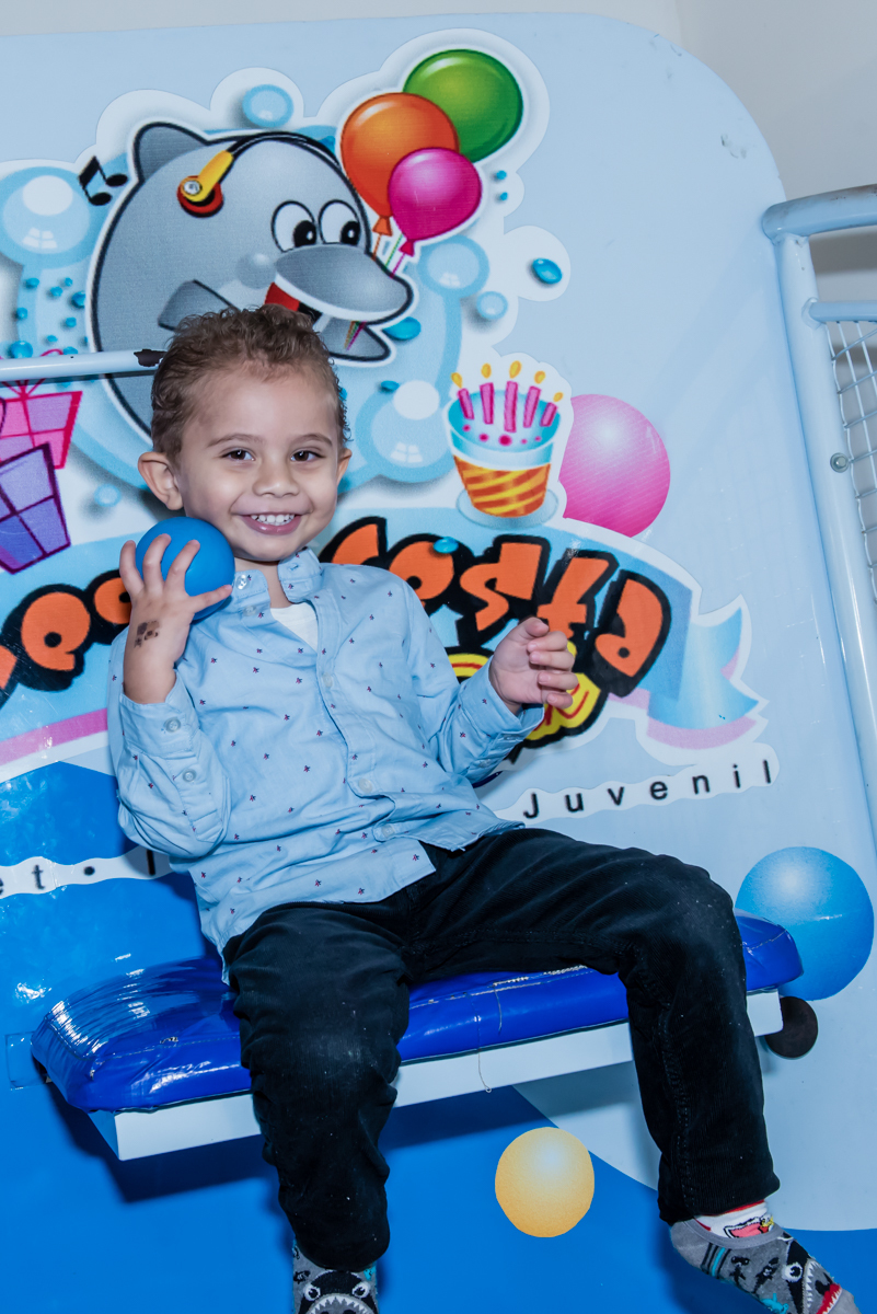 o primo prepara para cair do brinquedo tombo legal