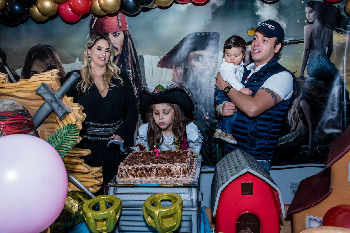 soprando a vela do bolo