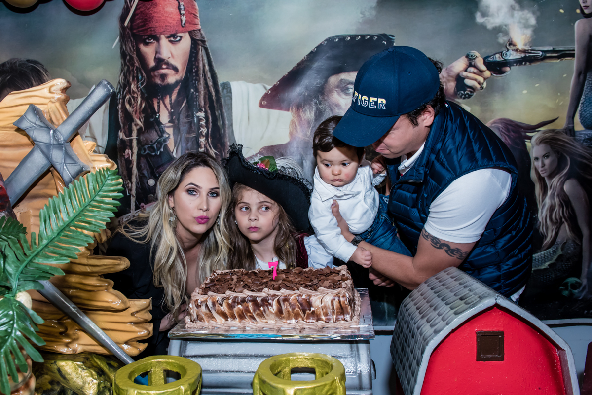 hora de partir o primeiro pedaço do bolo