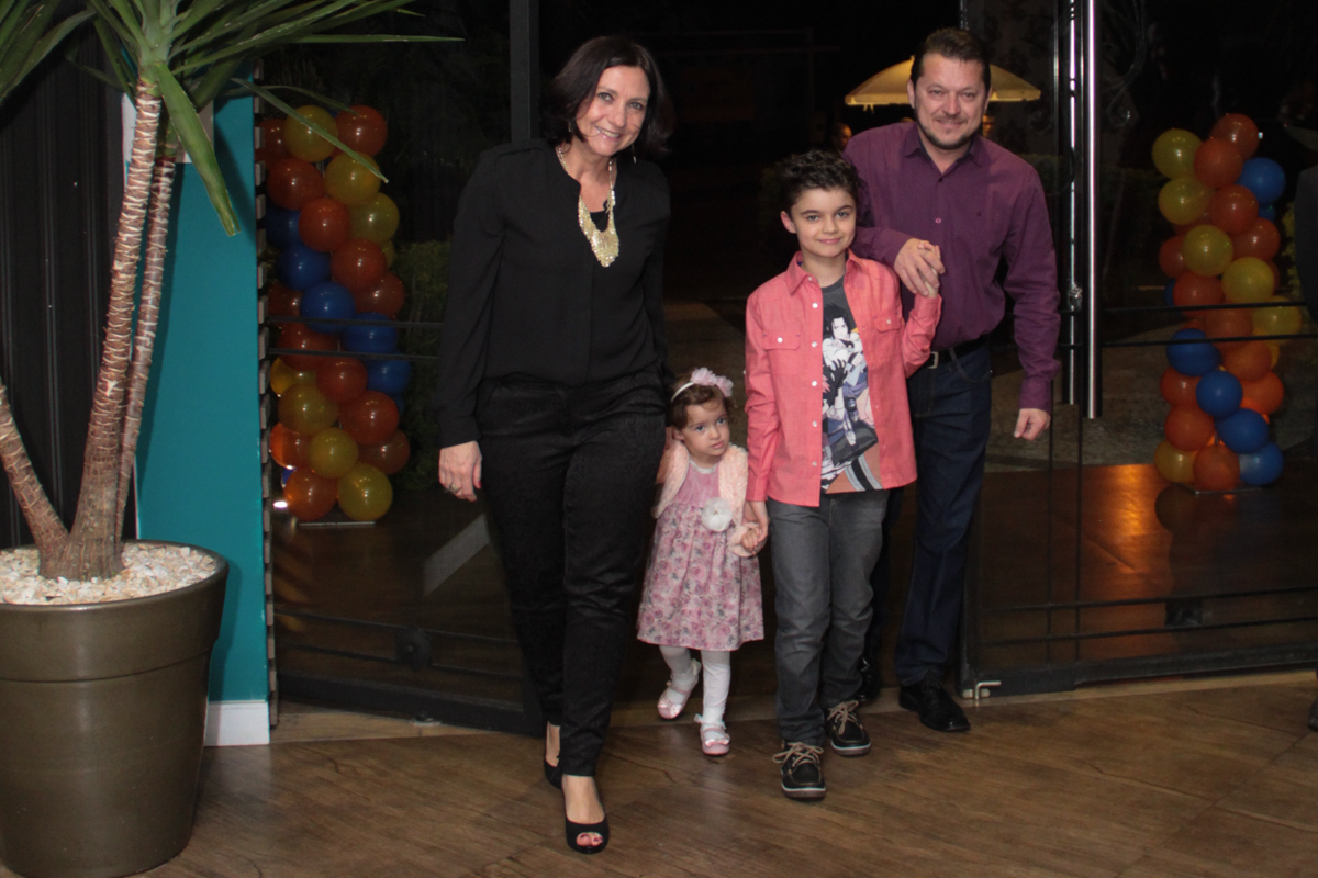 entrada da família no Buffet Planeta Prime, Alphaville