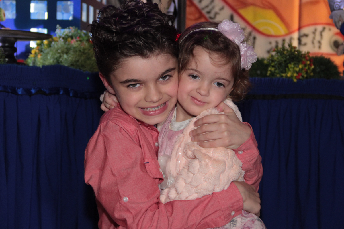 rafael e irmãzinha em frente a mesa decorada naruto no Buffet Planeta Prime, Alphaville