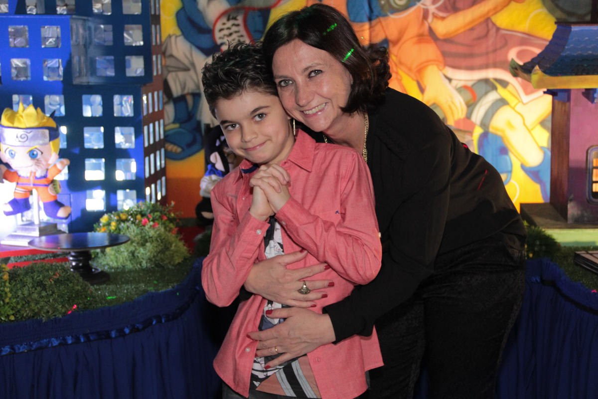 foto do rafa e sua mãe em frente a mesa decorada naruto no Buffet Planeta Prime, Alphaville
