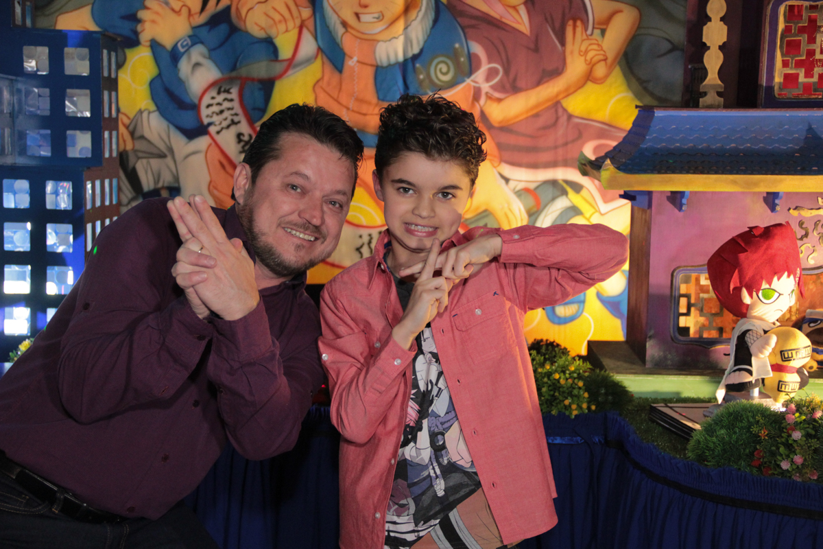 foto do rafa com o pai em frente a mesa decorada naruto no Buffet Planeta Prime, Alphaville