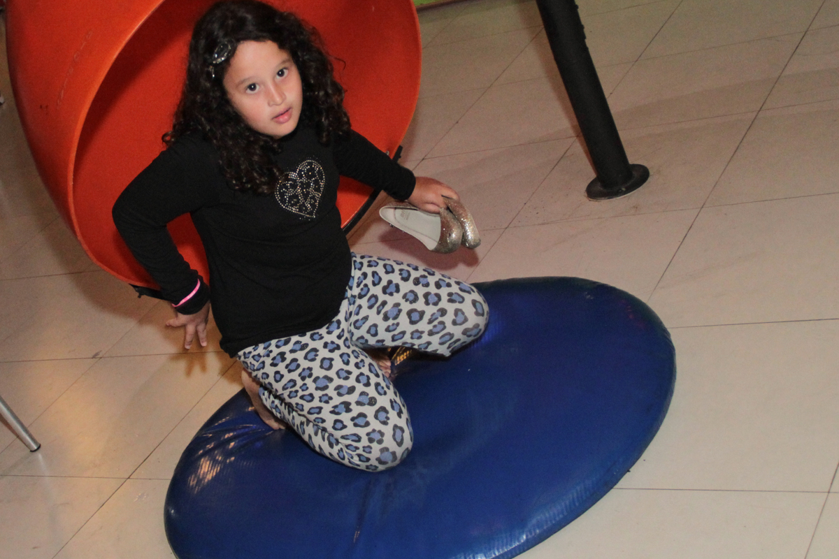 amiguinha no escorregador no Buffet Planeta Prime, Alphaville