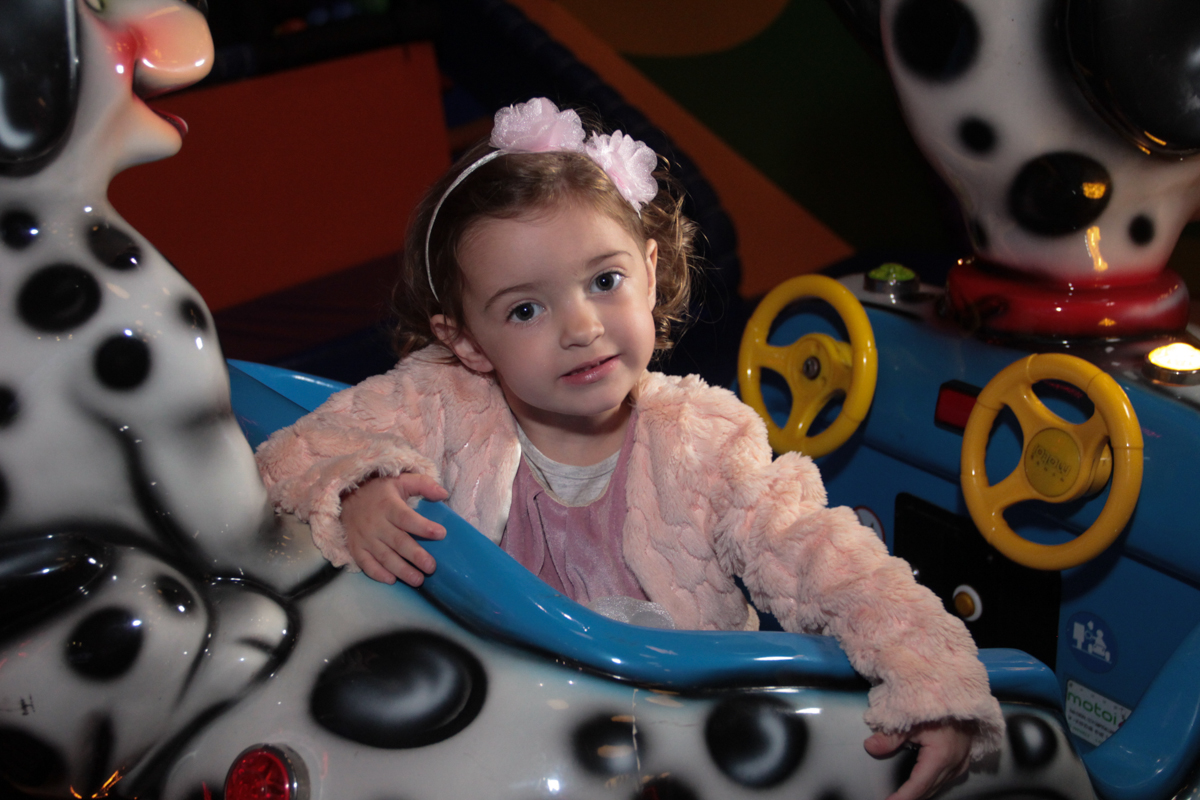 irmãzinha do rafa na roda gigante no Buffet Planeta Prime, Alphaville