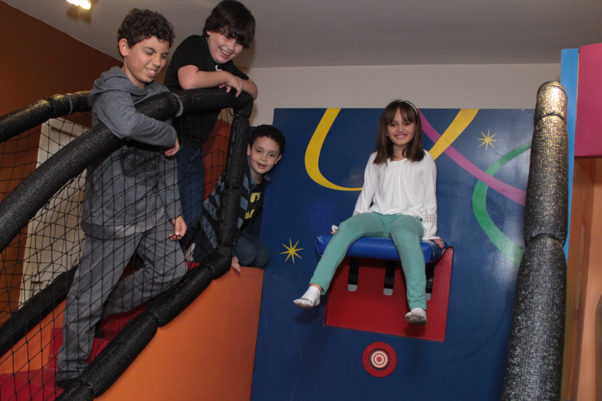 amigos brincando no tombo legal no Buffet Planeta Prime, Alphaville