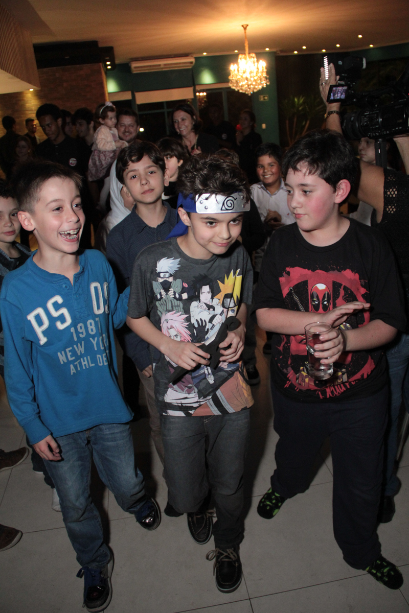 rafael e amigos indo para a mesa